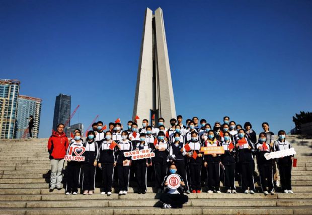 上海8名金牌导游带领学生开展红色